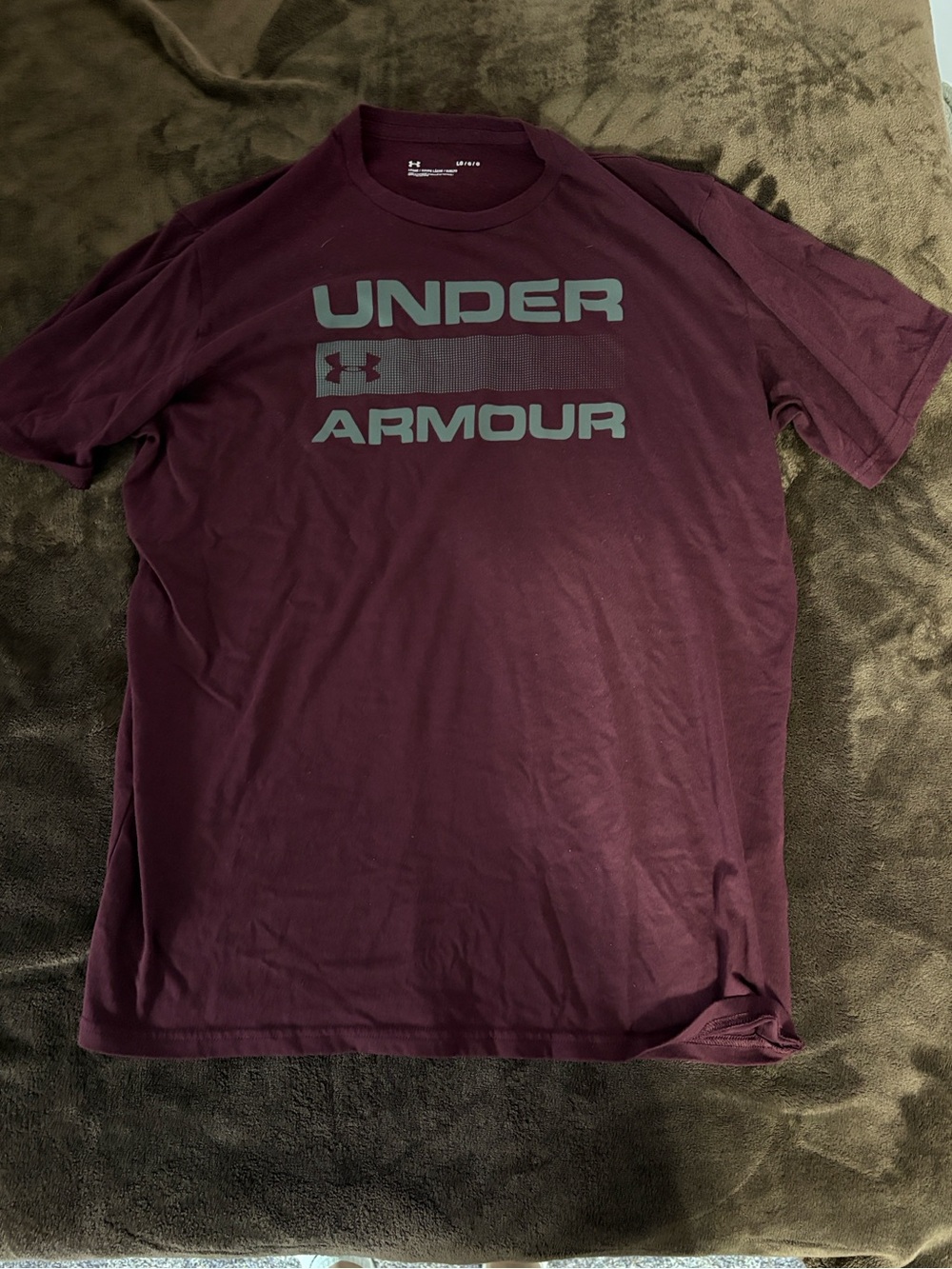 Under Armour Men’s Short-Sleeve Logo Tee in Maroon